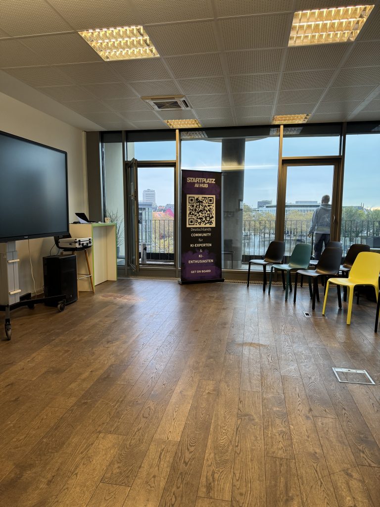 Bild zeigt den Veranstaltungsraum im Startplatz in Köln mit Plakaten, auf denen die Projekte des Tages notiert sind