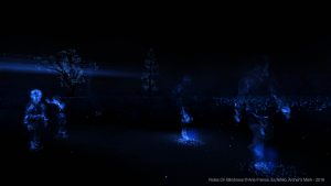 Ein dunkelblauer Raum. Schmenhaft erkennbare Objekte wie ein Baum. Sie sind angedeutet durch viele kleine Lichtpunkte.