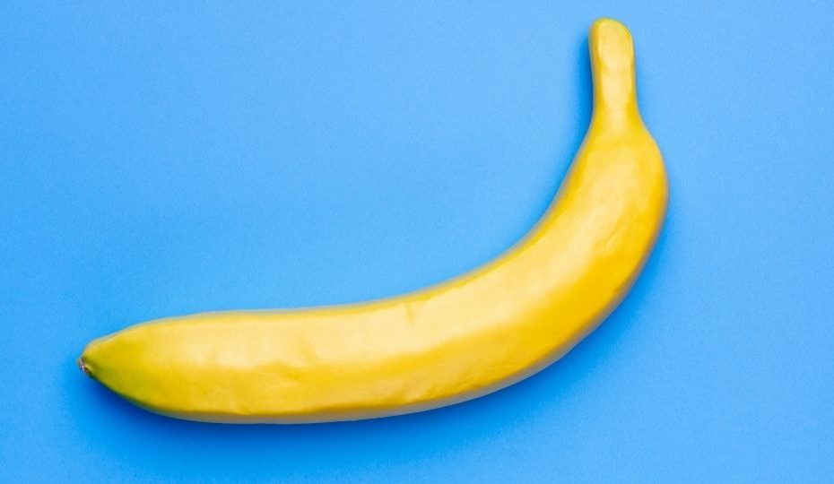 Gelbe Banane auf blauem Hintergrund: ein minimalistisches Design, das als Hinweis auf Kunst und Kreativität dient.