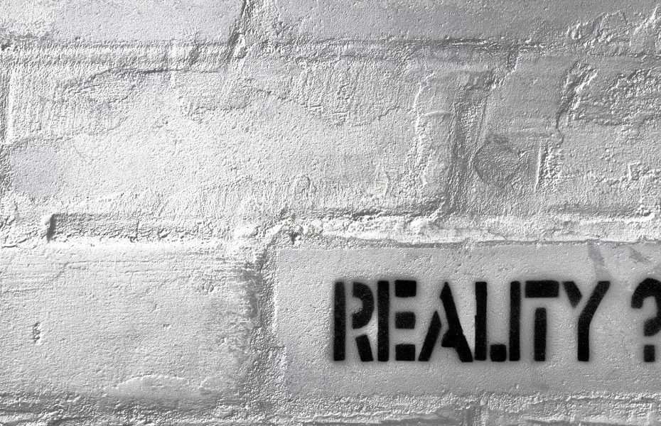 Verschiedene Social-Media-Feeds zeigen algorithmische Filterblase im Klassenzimmer - Schüler sehen unterschiedliche Realitäten